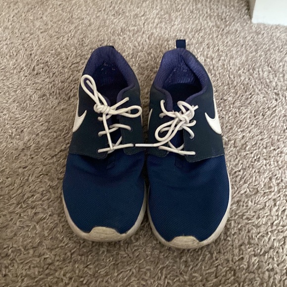 NIKE Roshe shoes 5.5Y - Picture 2 of 3